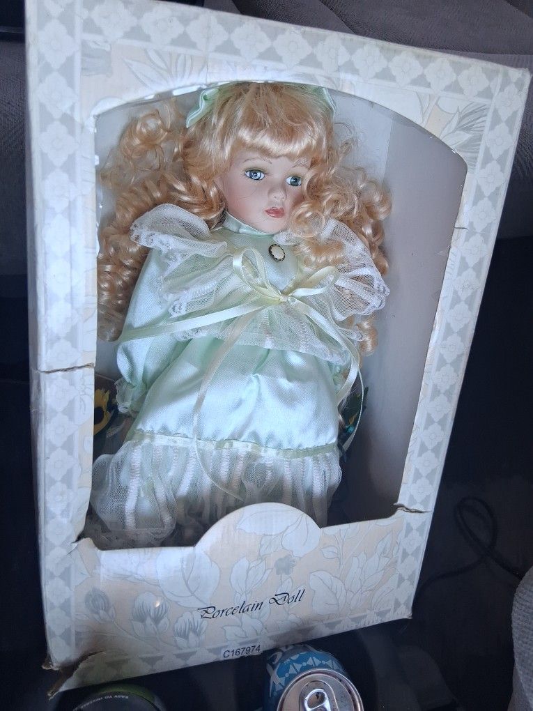 2000 C167974 Porcelain Dolls Vintage