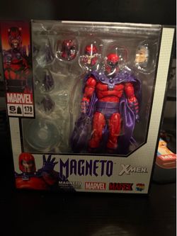 Mafex magneto sentinel  mezco base