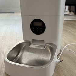 Automatic pet food dispenser