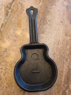 Cracker Barrel Guitar-Shaped Cast Iron Mini Skillet / Spoon Rest Wall Decor