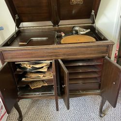 Antique Victrola  Victor Talking Machine