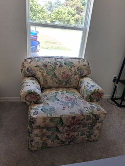2 beautiful oversized chairs must go asap