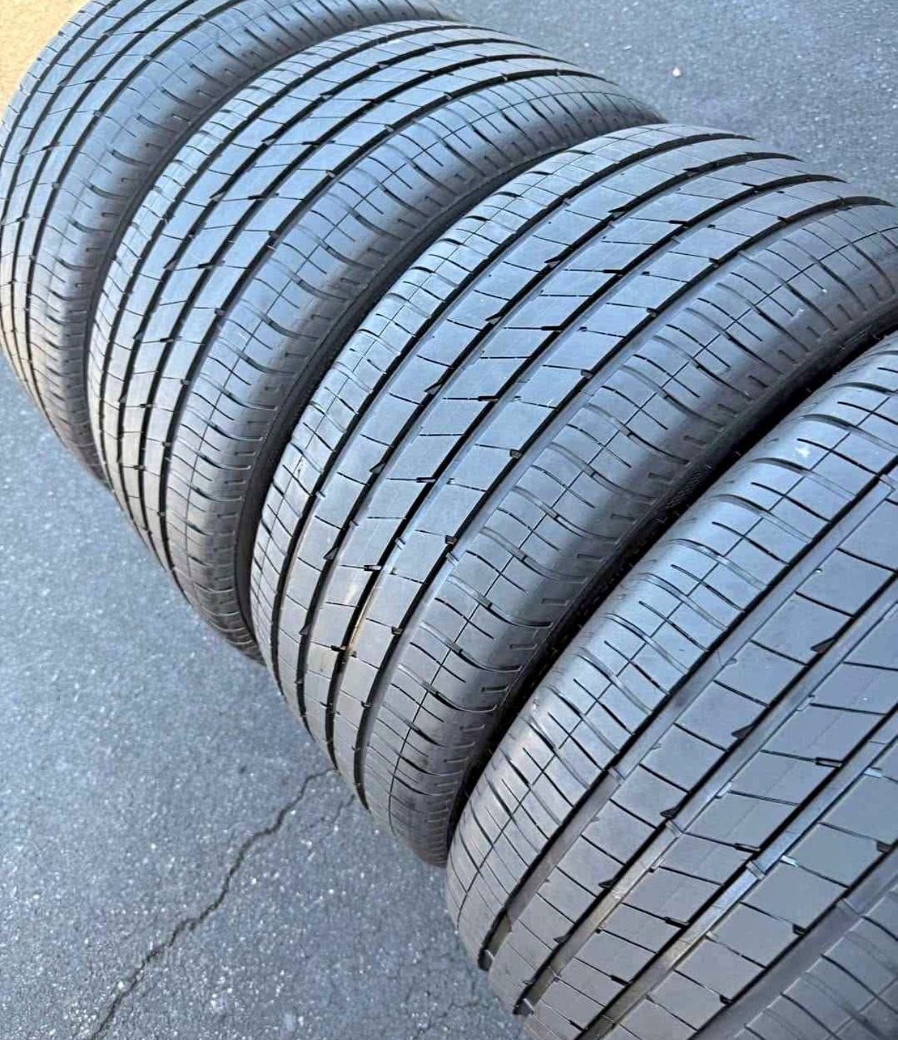 255 40 20 Vendo Un Seth De Llantas De La Marca Goodyear
