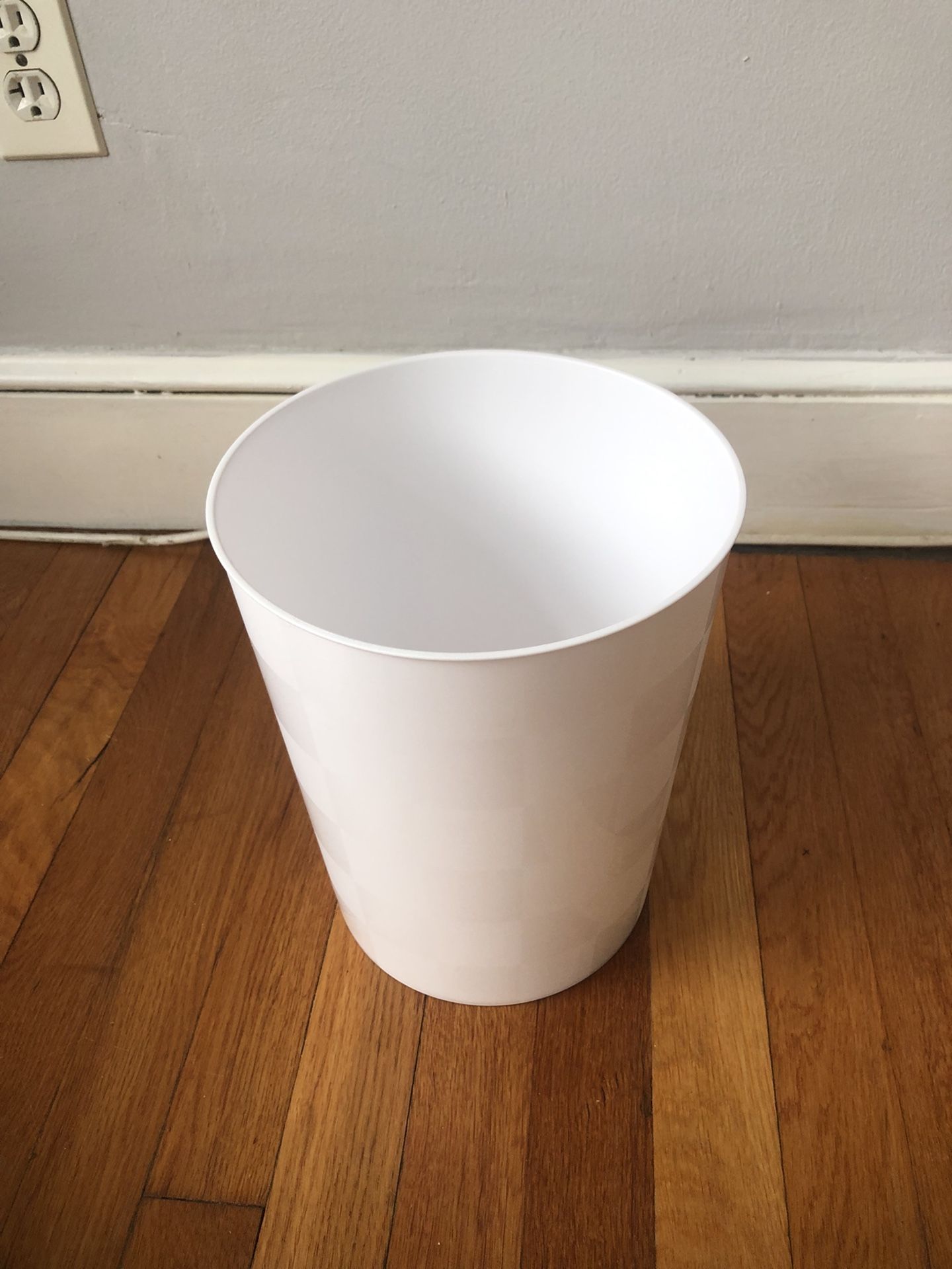 Very Good Condition Trash Can