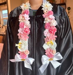 Floral graduation lei