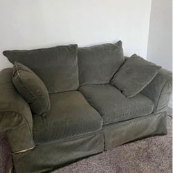 Green Couch 🛋️ Love Seat (Fits 2-3 People)