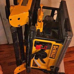 Dealt table saw 10 inch 15 amp great condition retail 650-700$