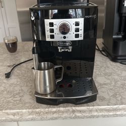 DeLinghi Magnifica XS Espresso Machine 
