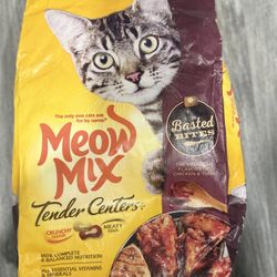 Tender Centers with Basted Bites, Chicken and Tuna Flavored Dry Cat Food 
