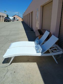 White All-Weather Adjustable Resin Outdoor Patio Chaise Lounger (Set of 2)