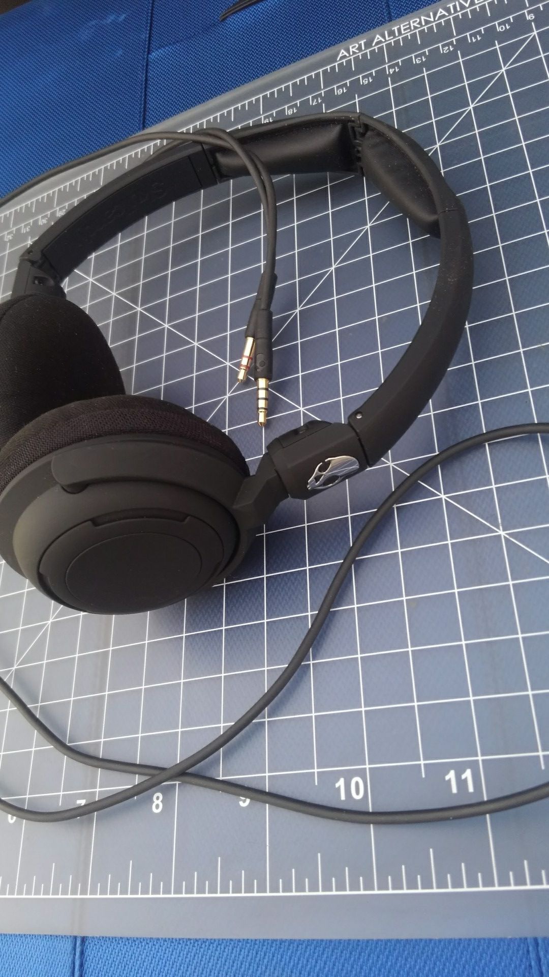 Skullcandy Lowrider on the ear headphones stackable foldable