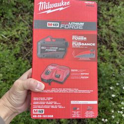Milwaukee M18 18V FORGE HD 12.0 Ah Battery with rapid charger. brand NEW