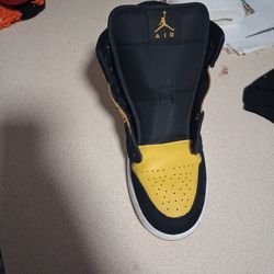 Jordan 1 low yellow black