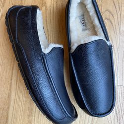 Like New UGG Ascot Leather Slippers  Mens 11