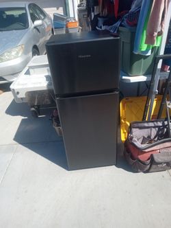 4.4-cu ft Mini Fridge with Freezer (Black) ENERGY STAR