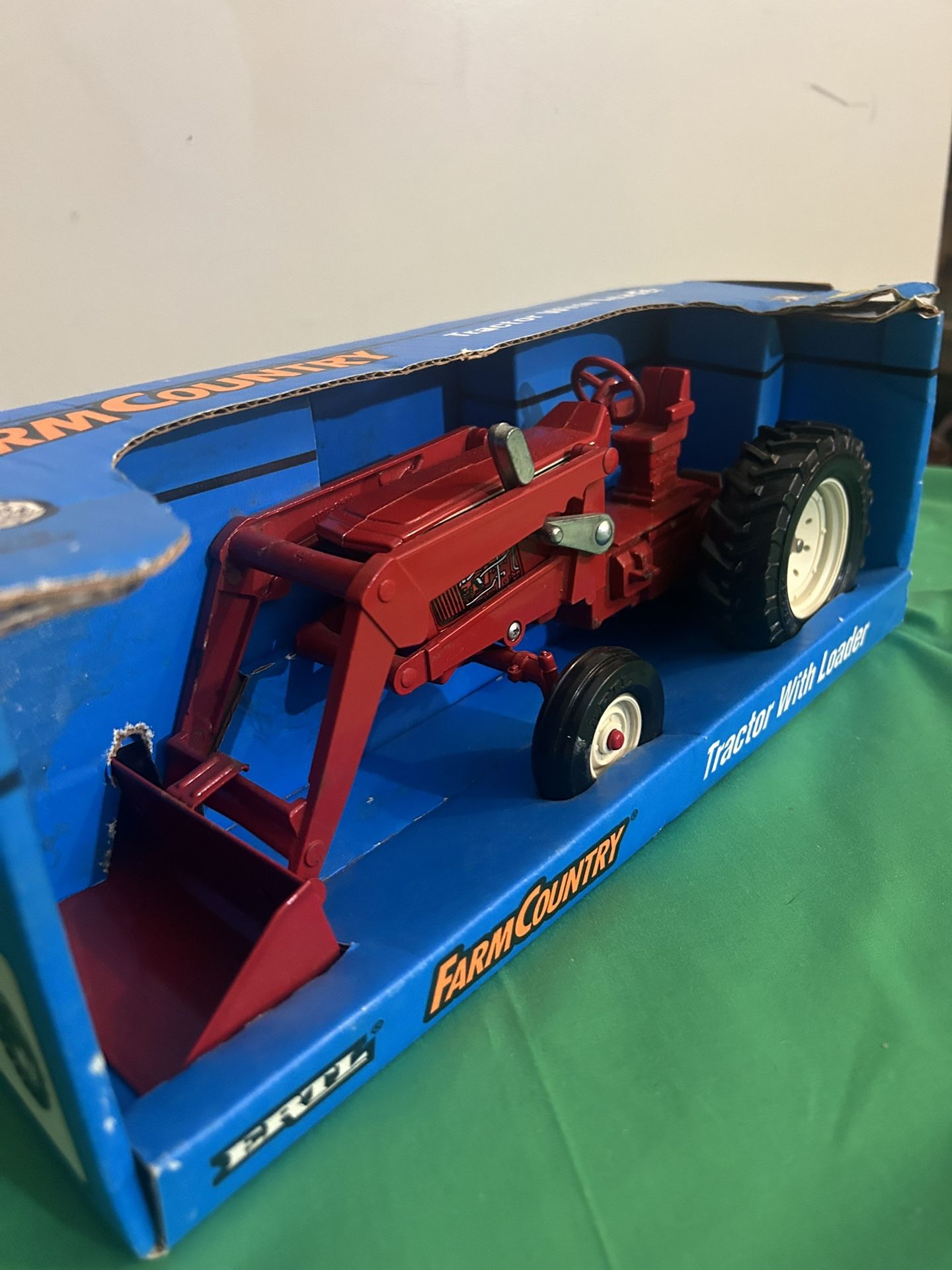 ERTL Tractor 517 W/Loader 1/16 Scale 1994 Ertl Farm Country Diecast NIB