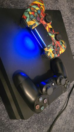 Playstation 4 Console + 2 Controllers