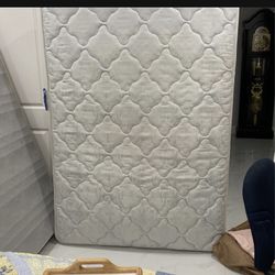 Serta Full Size Box Spring And Mattress 