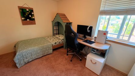 Kids bedroom set/5 pieces