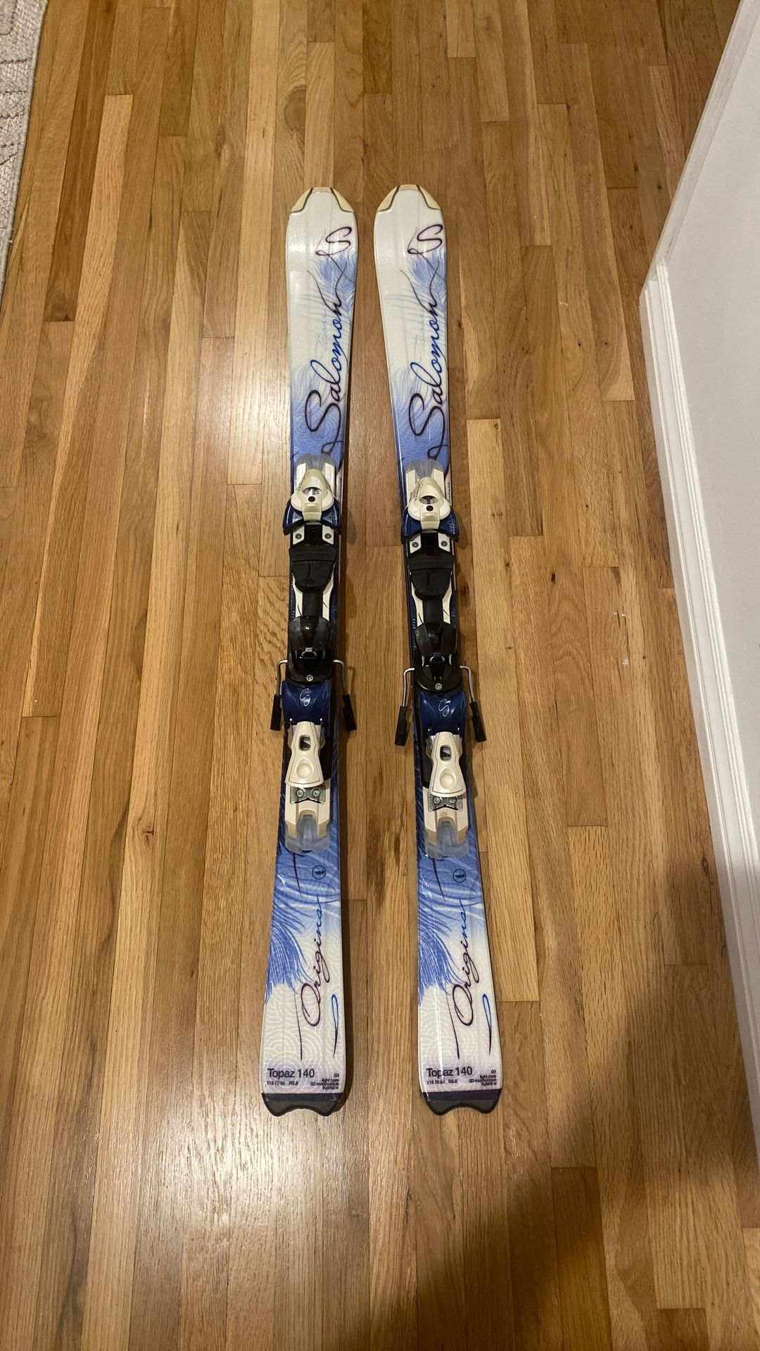 Women’s Salomon Snow Skis
