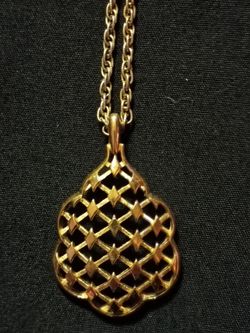Vintage Crown Trifari 28" Gold Tone Openwork Lattice Pendant Necklace