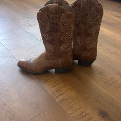Ariat cowgirl boots