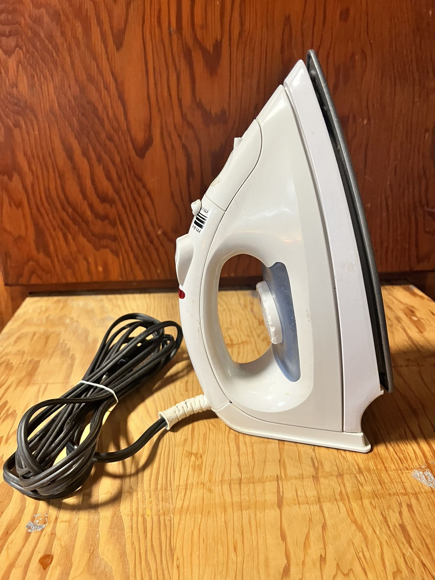Black & Decker Quick press Steam iron 15 for Sale in Long Beach, CA