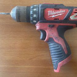 Milwaukee cordless drill  2407-20 ( Hablamos Espanol ) 