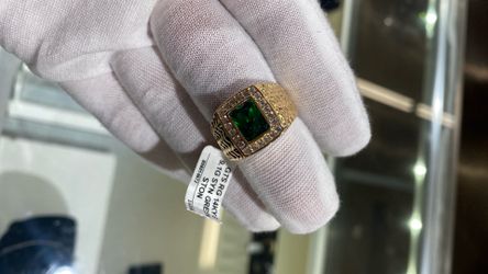 M's 14kt syn green stone ring