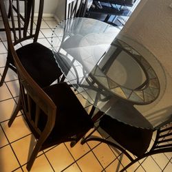 Dining room with 4 chairs