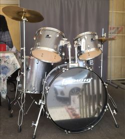 Bateria Drums- Drum Set 5 Pc LUDWIG Backbeat complete w Bass Pedal, Cymbal & Hi-Hats,  2 Pr of Drumsticks  & a Drum Tuning Key 340