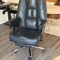 Big and Tall Office Chair. Luxury Black executive Office chair with Foot rest