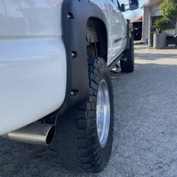 37 " Nitto On 20" X 10 Alloys Alcoa Style Rims