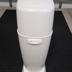 Diaper Genie Complete Pail with Built-In Odor Controlling Antimicrobial