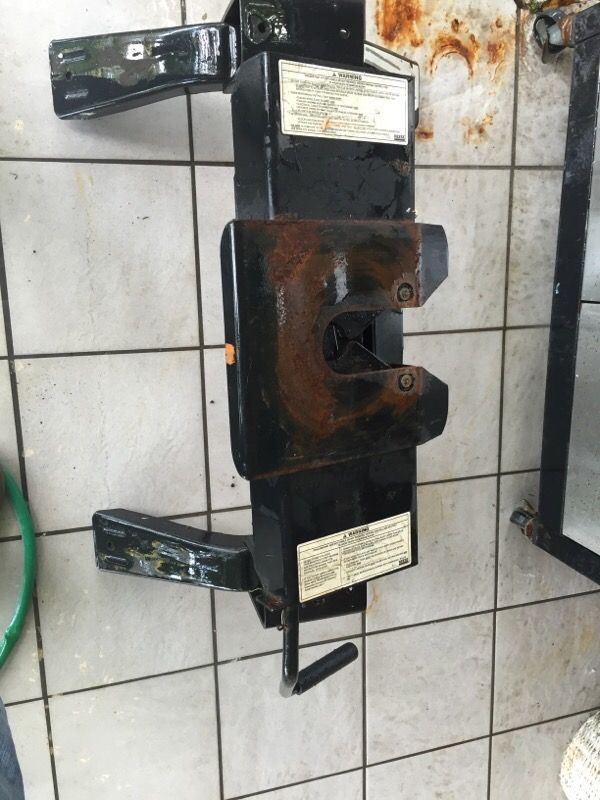 Fifth wheel 15,000 pound hitch