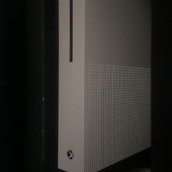 Xbox One S With 2 Controllers And Oculus Quest 2