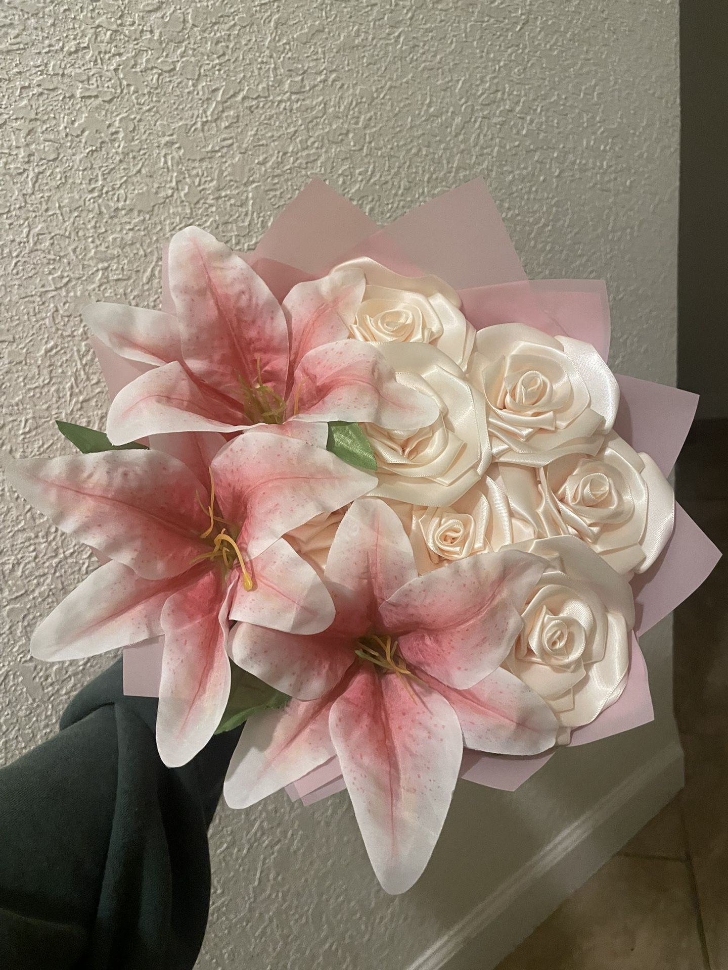 7ct eternal rose + 3 lilys bouquet