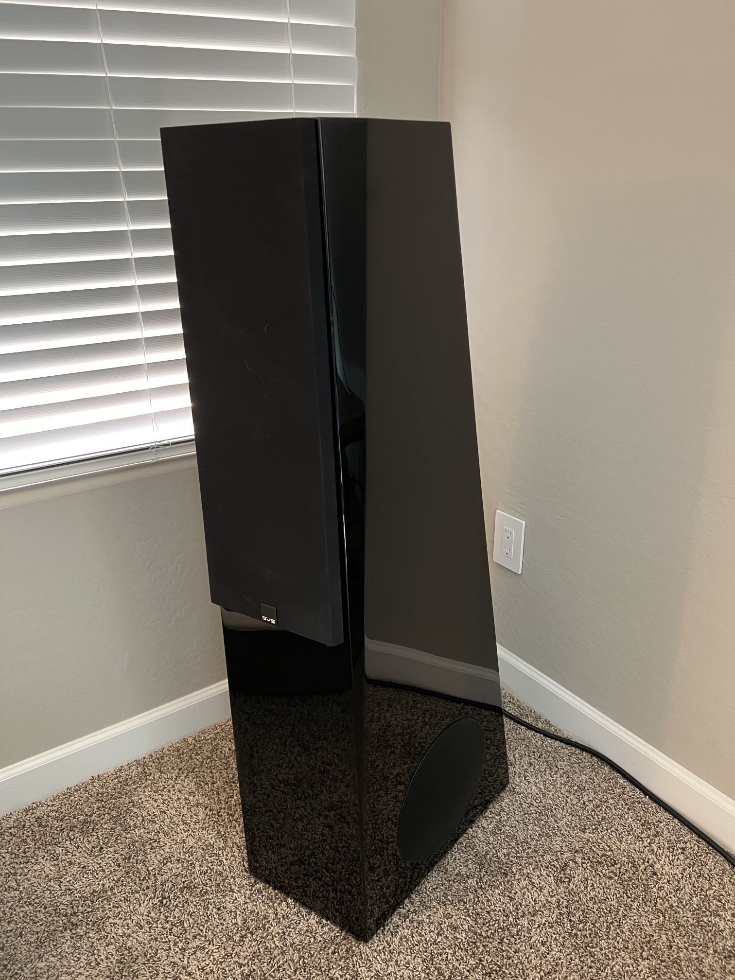 SVS Ultra Towers & 2 pairs of SVS Ultra Surround Speakers & 2 Pairs