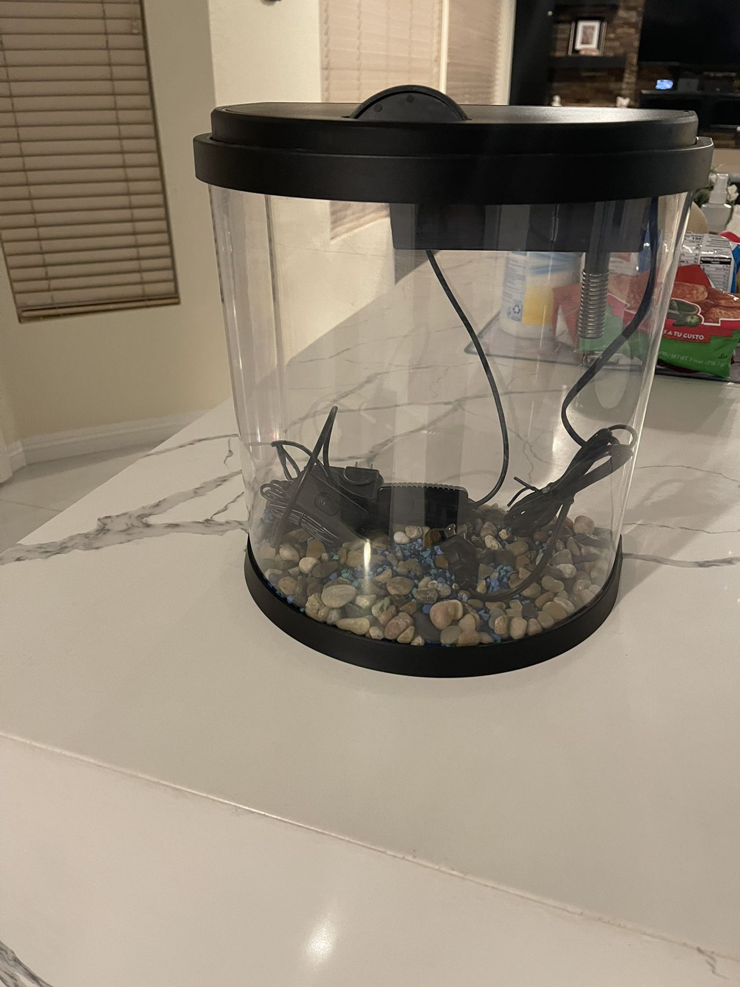 3 QUART FISH TANK WITH FILTER INCLUDED - ALMOST NEW 