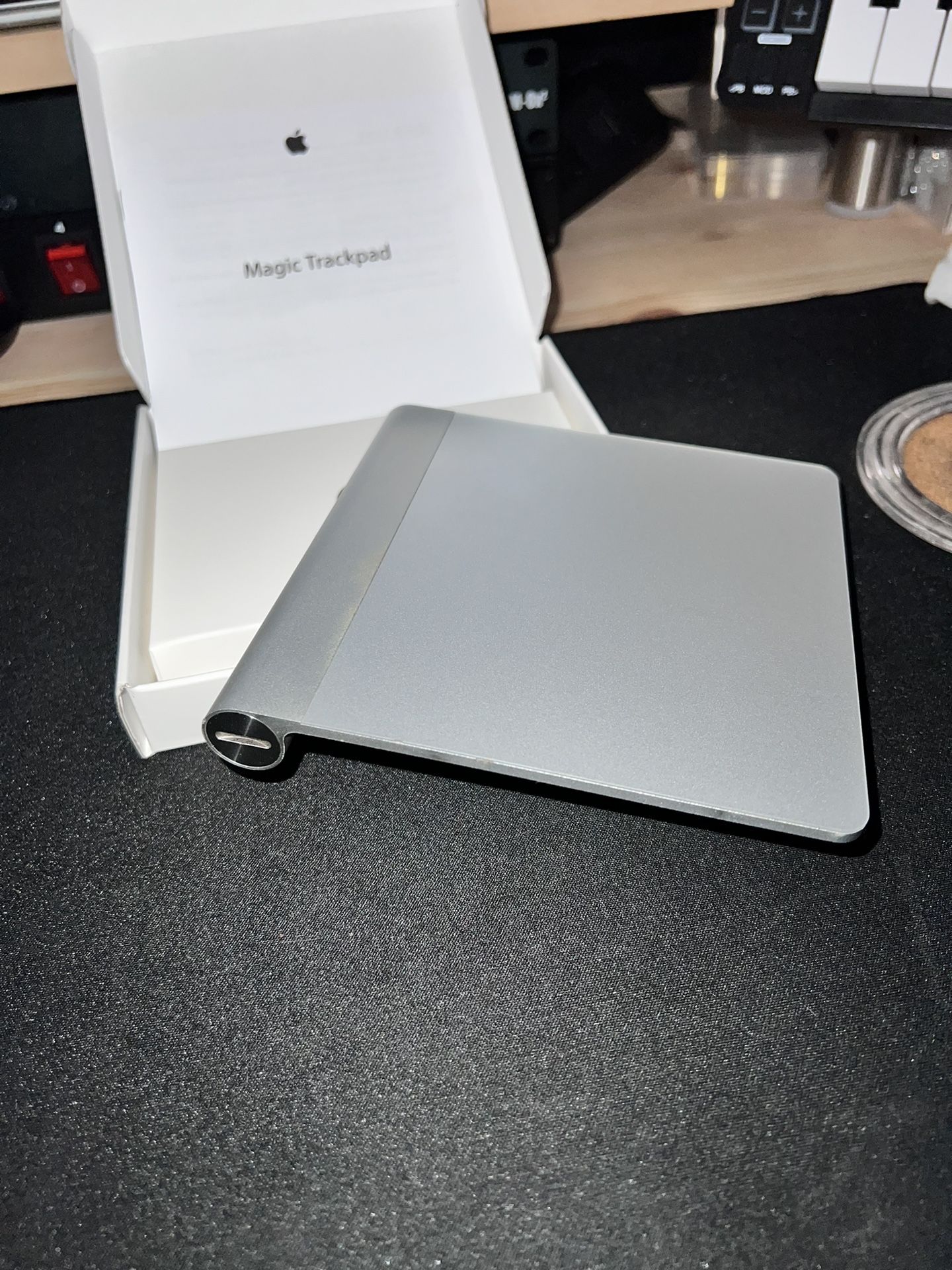 APPLE MAGIC TRACKPAD WITH DURACELL BATTERIES ( GREAT CONDITION)