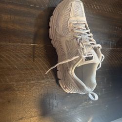 Nike Vomero Size 7 60$