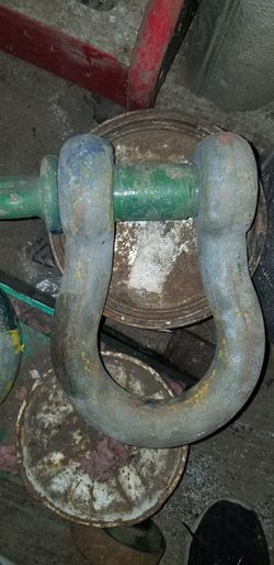 Heavy duty hitch shackle