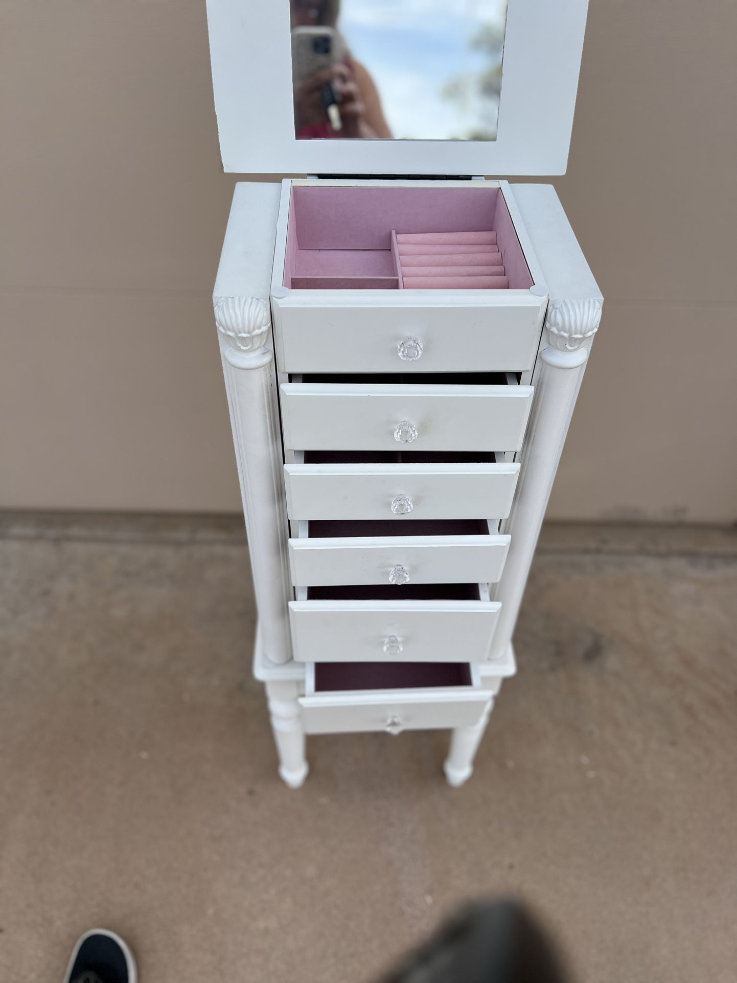 white thin jewerly stand 