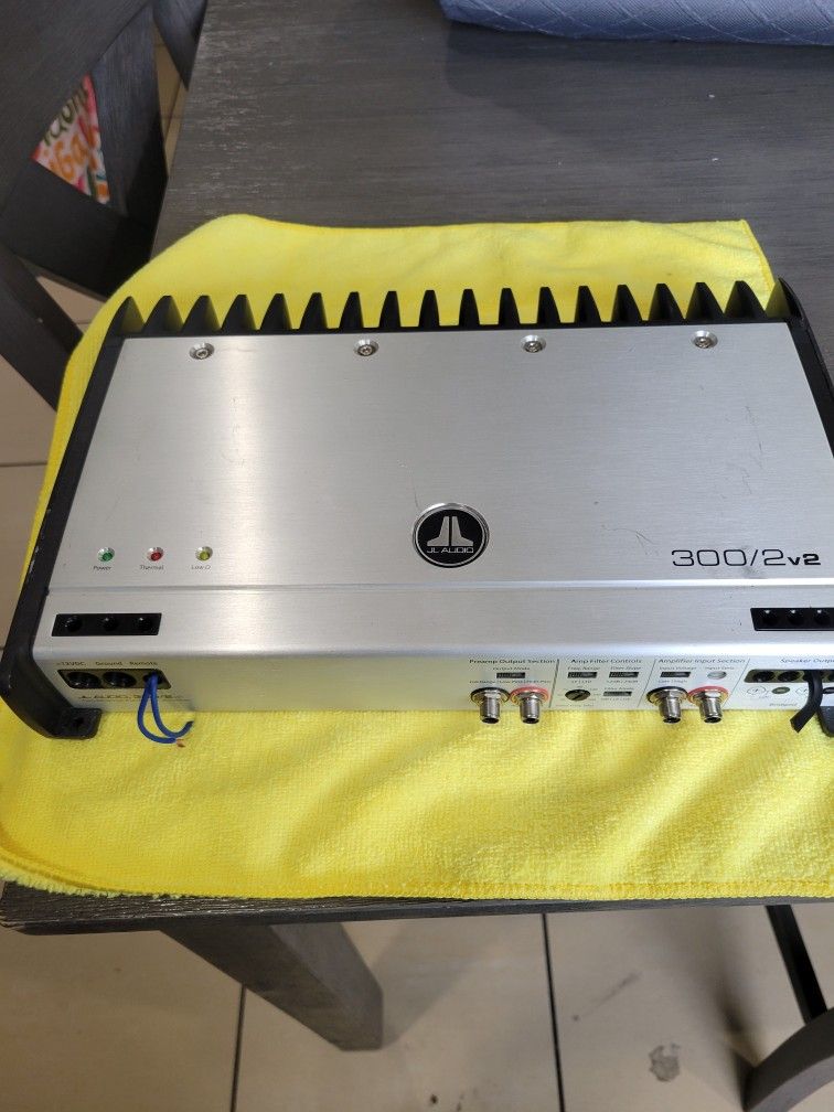 UN AMPLIFIER JL AUDIO