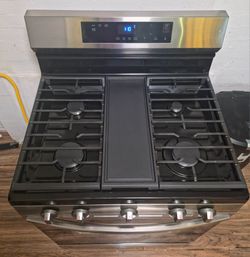 Samsung Freestanding Gas RangeHidden Bake Element | Wi-Fi | 6.0 cu.ft.