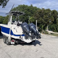 2005 Robalo 242  Sets Yamaha Four Stroke F250 HP