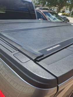 Hard Low Profile Bed Cover Ford F-150 (21-26)/F-150 Lightning (22-26 Tonneau CoverHard Low Profile Bed Cover Ford F-150 (21-26)/F-150 Lightning (22-2