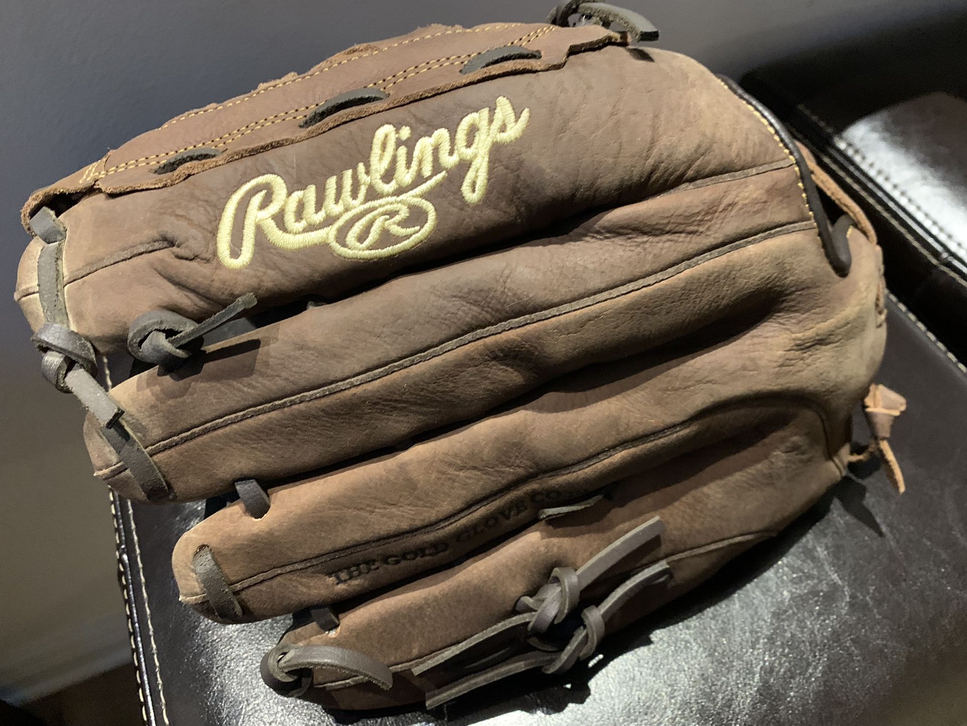 RAWLINGS SOFTBALL GLOVE FOR RIGHT HAND THROWERS