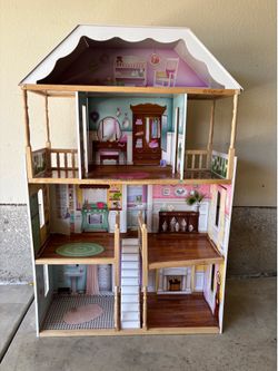 *Selling a Giant wooden Doll house for kids