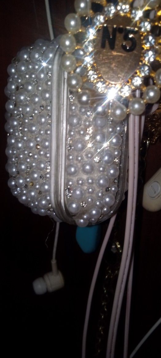 Apple Air Pro 2 Wireless Headphones Pearl Bracelet Pearl Charger Chanel Number 5 Perfume Keychain Cool And Sassy Cat Keychain